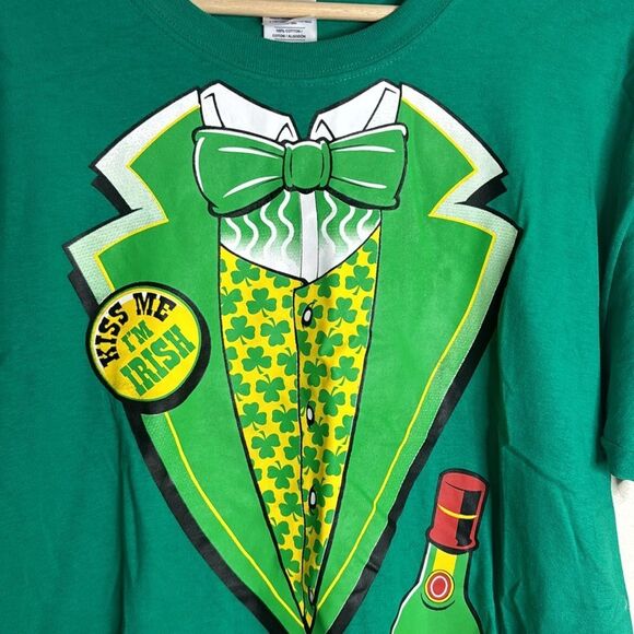 Kiss me I’m Irish tuxedo green st pattys day festive T-shirt size large - Picture 4 of 9